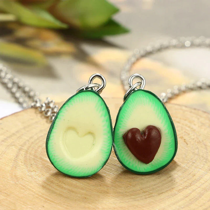 Avocado-Halskette mit Herzanhänger, grün, handgefertigt, Modeschmuck, Geschenkidee.