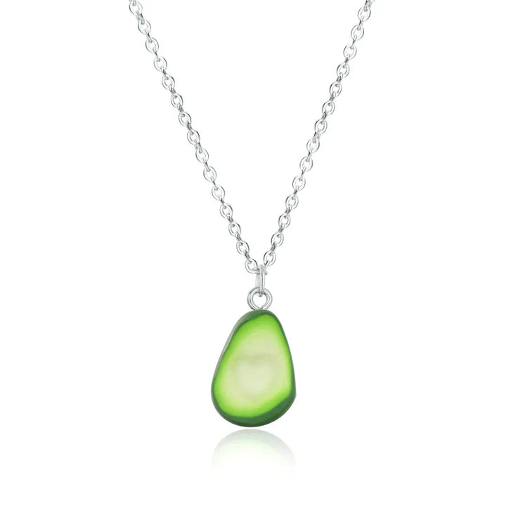 Silberkette mit grünem Avocado-Anhänger, modisches Schmuckstück, Geschenkidee für Frauen.