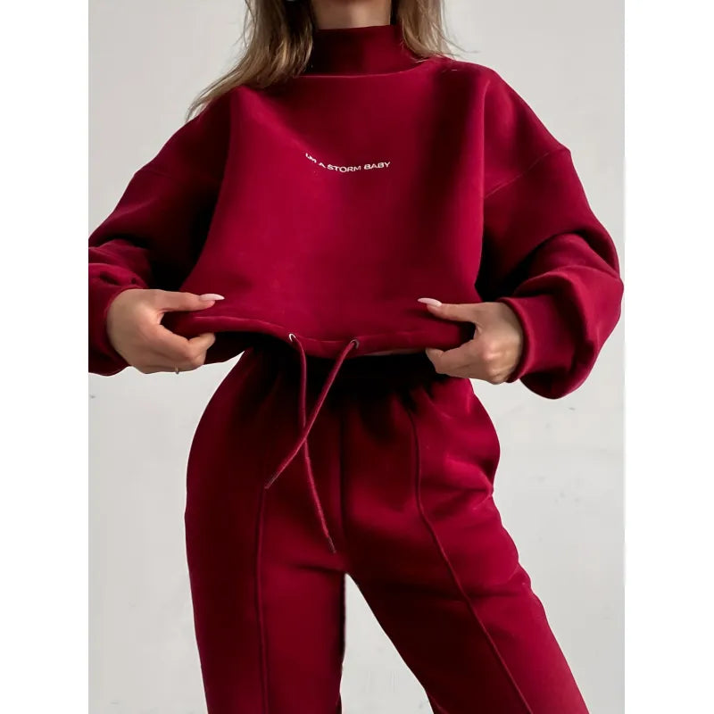 Frau in rotem Trainingsanzug, Sweatshirt und Jogginghose, sportlich, bequem, modisch.