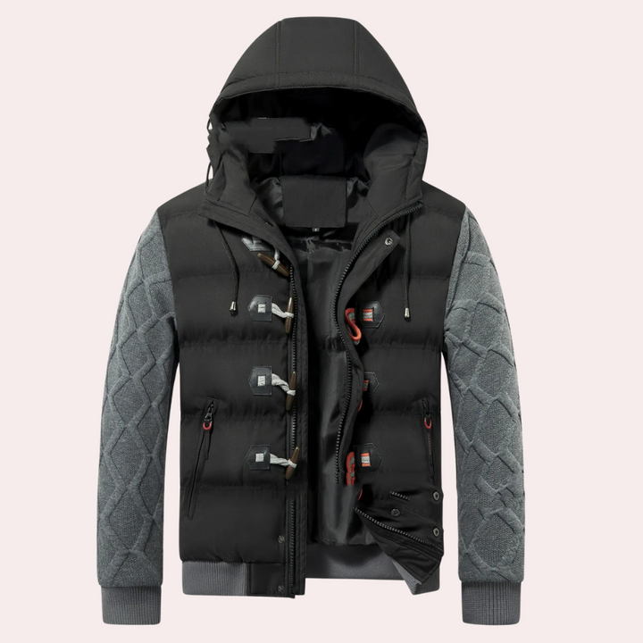 Schwarze Herren-Daunenjacke mit grauen Strickärmeln, Kapuze und Knebelverschlüssen.