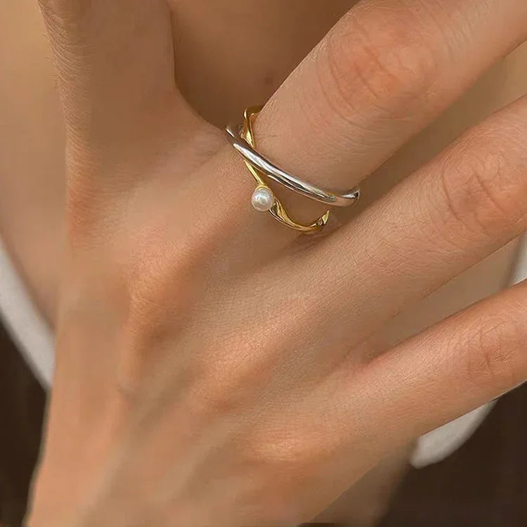 Silber-Gold-Ring mit Perle, eleganter Schmuck, Damenmode, stilvolles Accessoire, Handaufnahme.