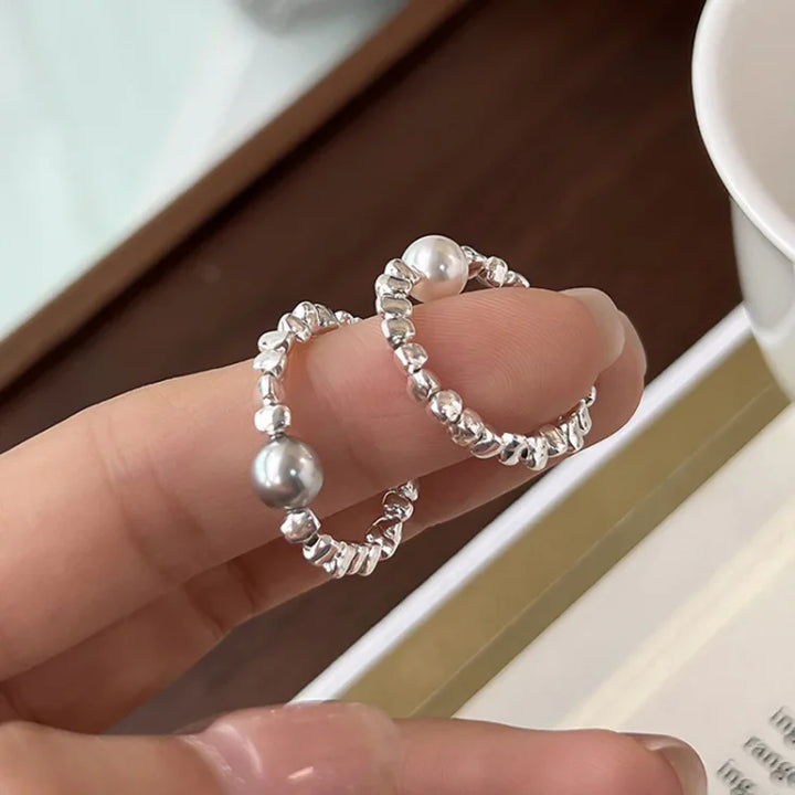 Silberne Perlenringe, elegant, modisch, Schmuck, Damenaccessoire, glänzend, stilvoll.