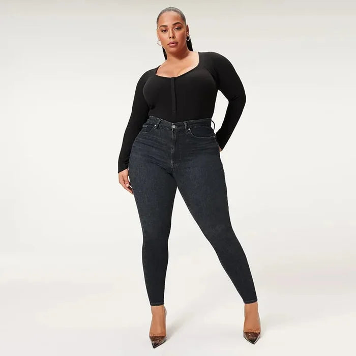 Frau in schwarzem Langarm-Body und dunkelblauer Jeans, Plus-Size-Mode, elegante Kleidung.