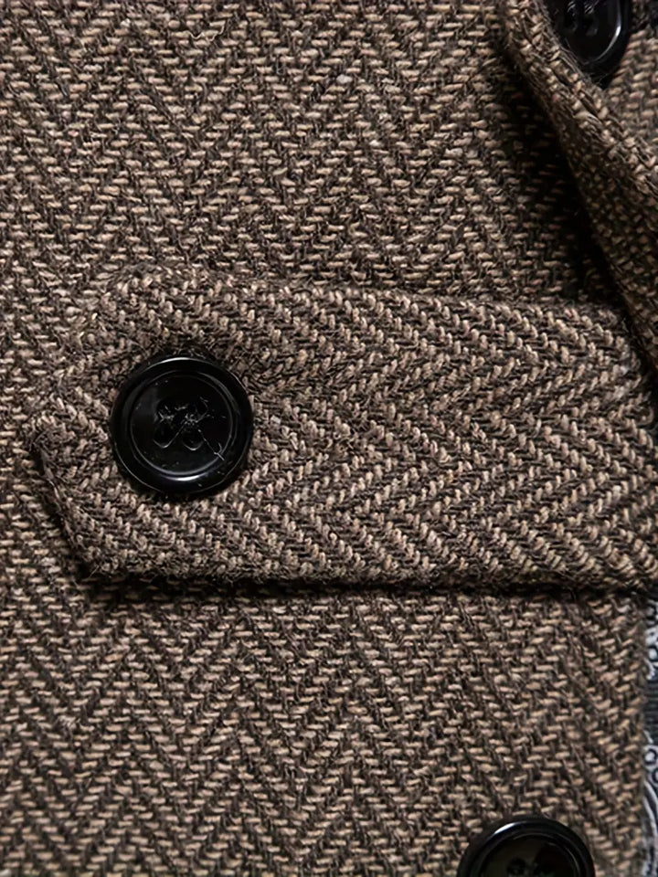Brauner Fischgrät-Wollmantel mit schwarzen Knöpfen, elegantes Design, hochwertige Wintermode.