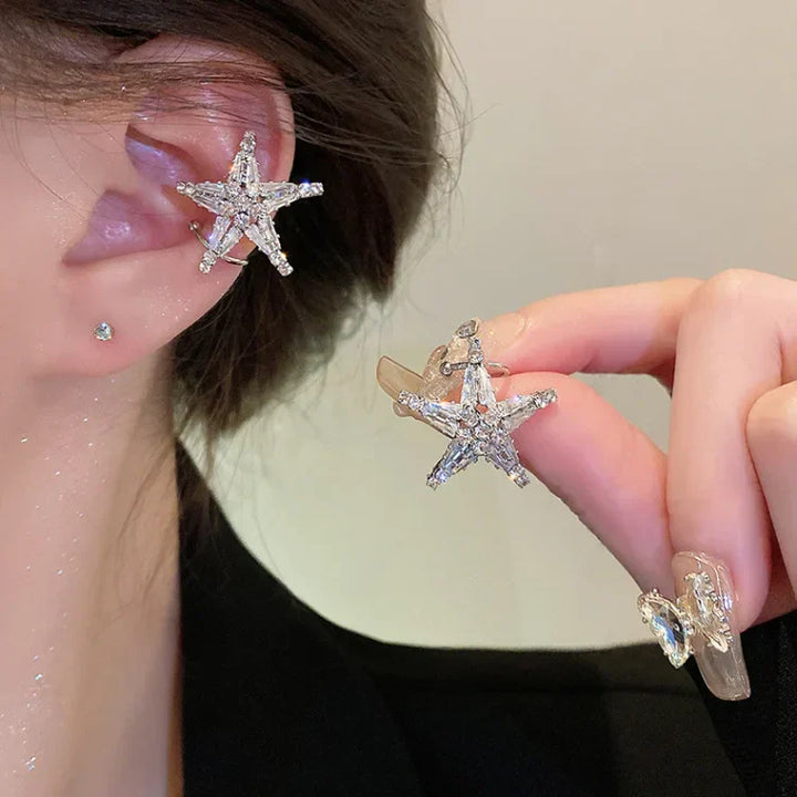 Sternförmige Ohrringe, silber, funkelnd, modisch, Damen-Schmuck, elegantes Accessoire.