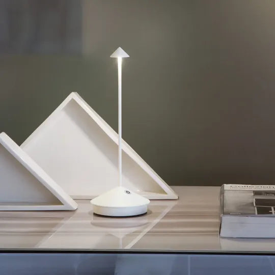 Moderne weiße LED-Tischlampe, schlankes Design, energiesparend, ideal für Büro oder Wohnzimmer.