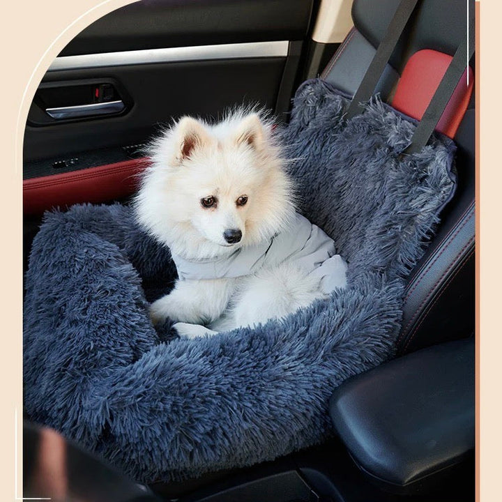 Weißer Hund in grauem, flauschigem Autositz für Haustiere, sicher und bequem.