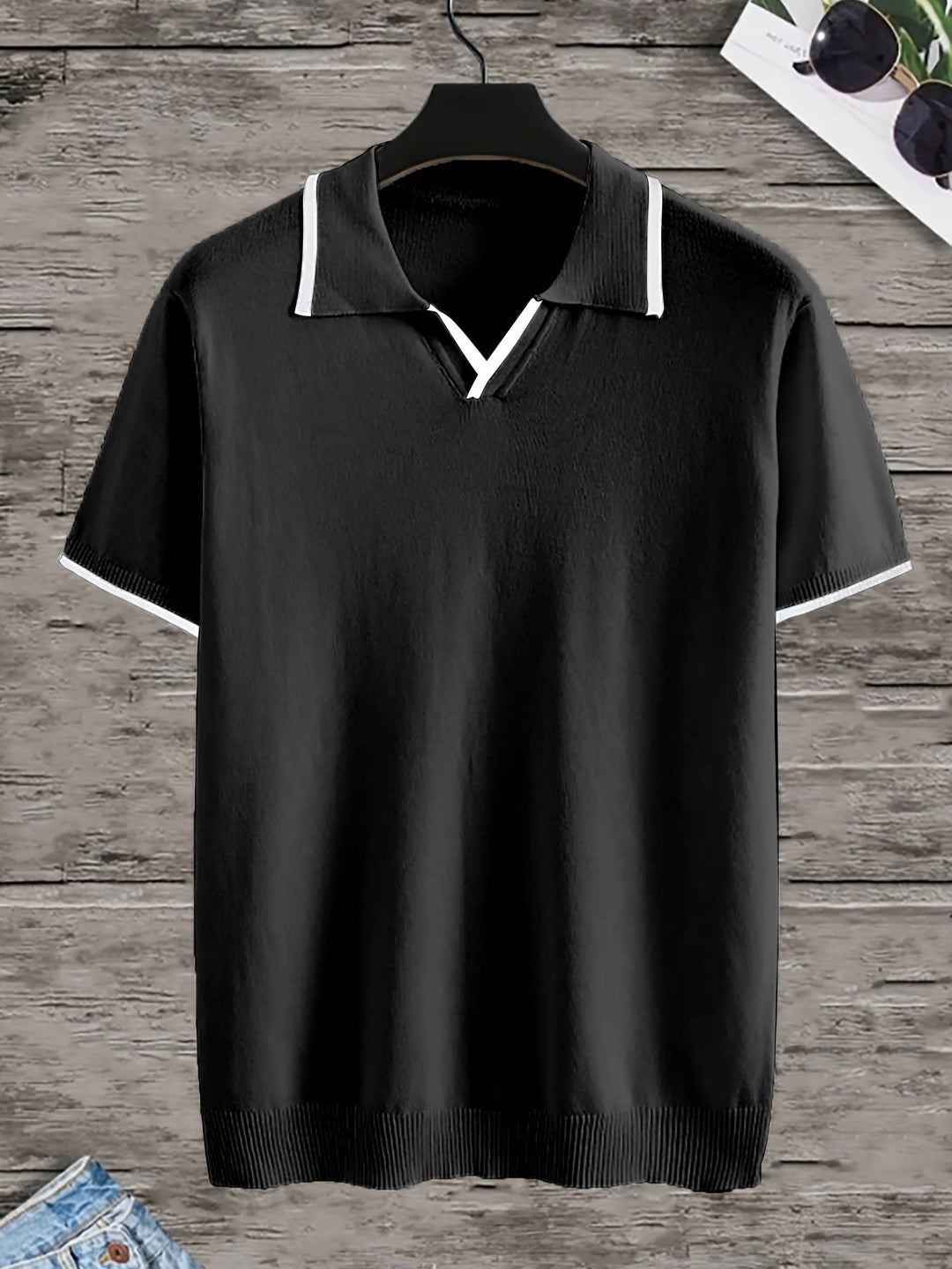 Schwarzes Polohemd mit weißem Kragen, kurzärmelig, aus Baumwolle, Herrenmode.