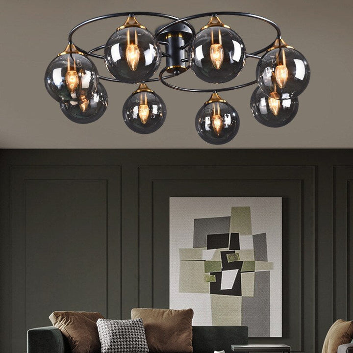 Moderne schwarze Deckenleuchte mit rauchgrauen Glaskugeln im Wohnzimmer.