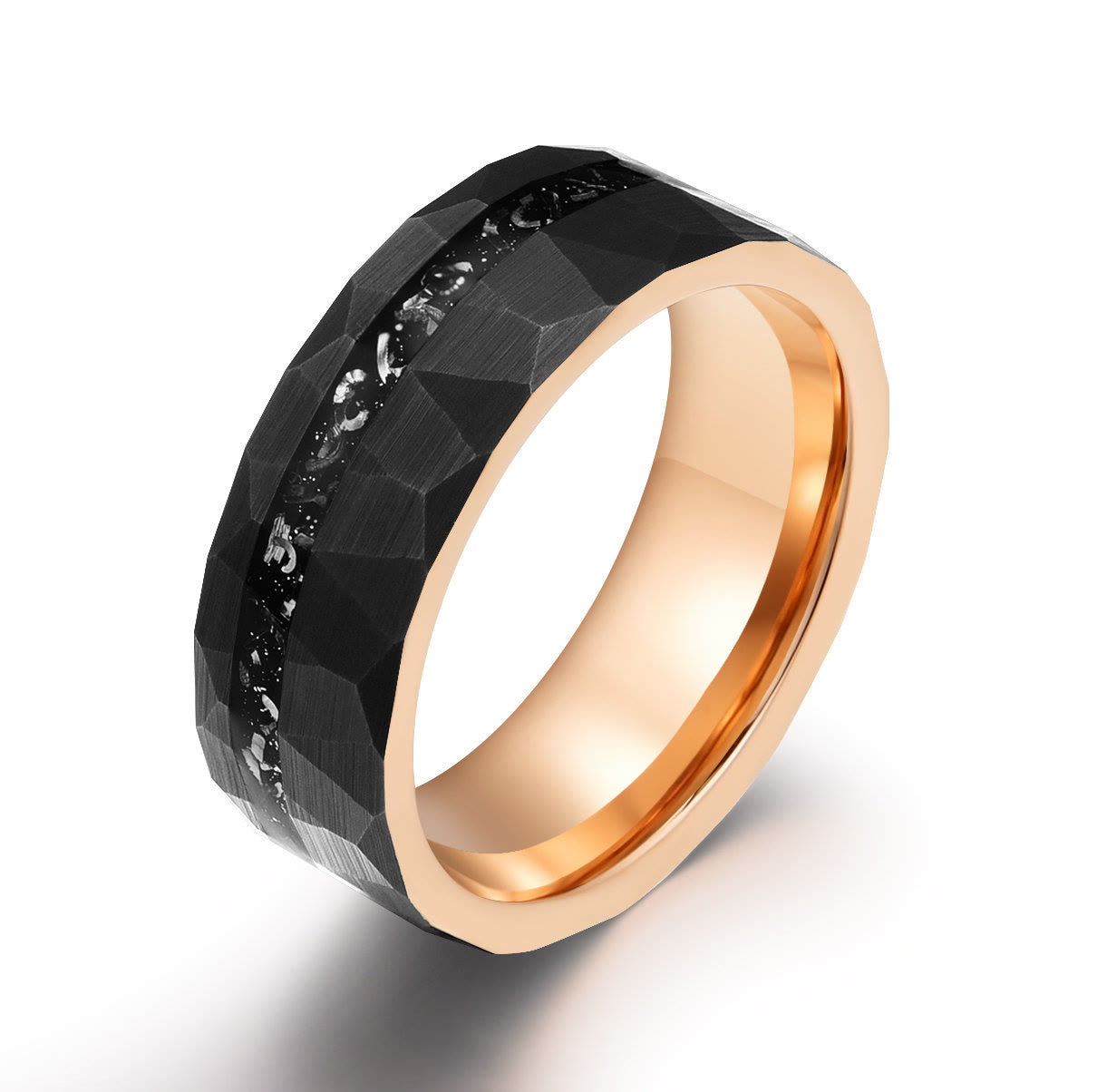 Schwarzer Wolframring mit goldener Innenseite, facettiert, Herrenring, Ehering, Schmuckdesign.