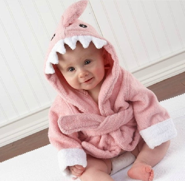 Baby in rosa Haifisch-Bademantel, Kapuze mit Zähnen, weiches Frottee, niedliche Babykleidung.