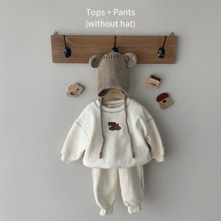 Baby-Set aus cremefarbenem Sweatshirt und Hose mit Bärenmotiv, ohne Mütze, Baumwolle.