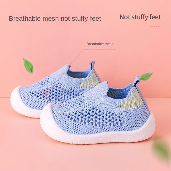 Blaue Kinder-Sneaker aus Mesh, atmungsaktiv, rutschfest, weiche Sohle, bequem für Babys.