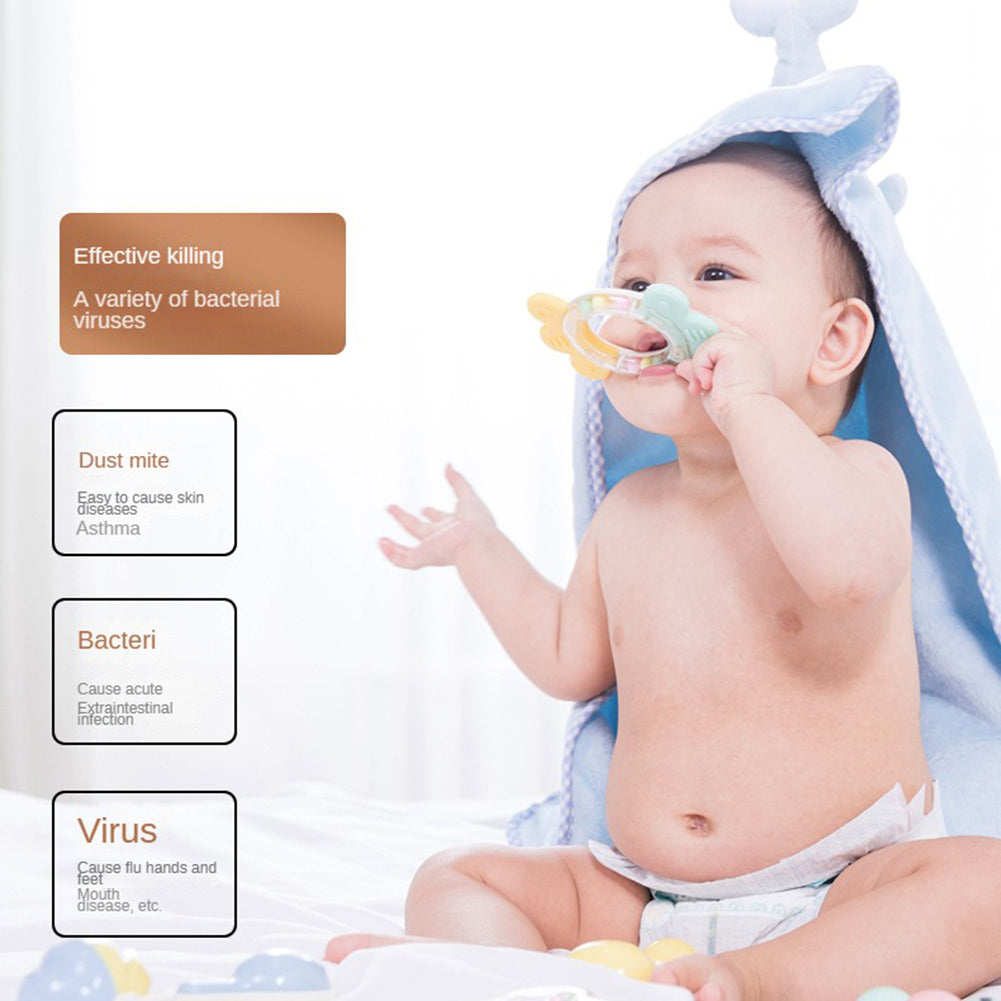 Kleinkind mit Schnuller und Kapuzenhandtuch, Text über bakterielle Viren, Staubmilben, Bakterien.