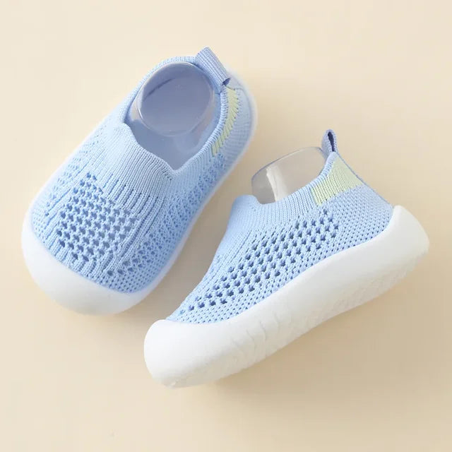 Blaue Kinder-Sneaker aus Mesh, atmungsaktiv, rutschfest, weiche Sohle, für Jungen und Mädchen.