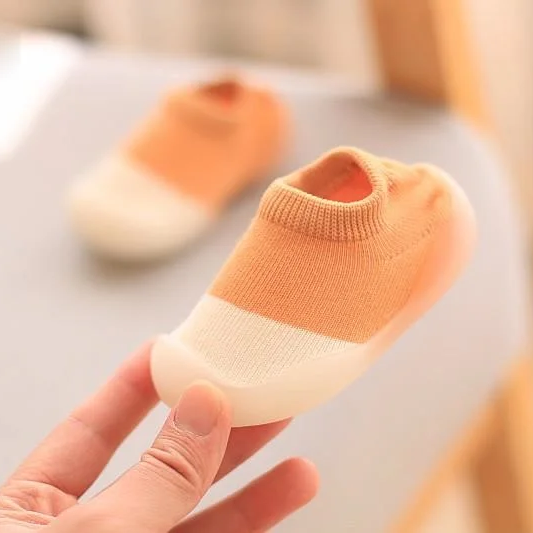 Orange-weiße Babyschuhe, rutschfest, weiche Sohle, ideal für Kleinkinder, bequem, atmungsaktiv.