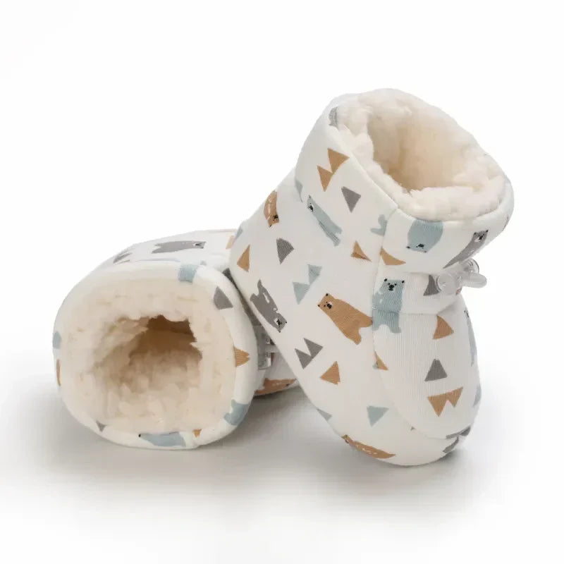 Weiße Baby-Winterstiefel mit Bärenmuster, warmem Futter und rutschfester Sohle.