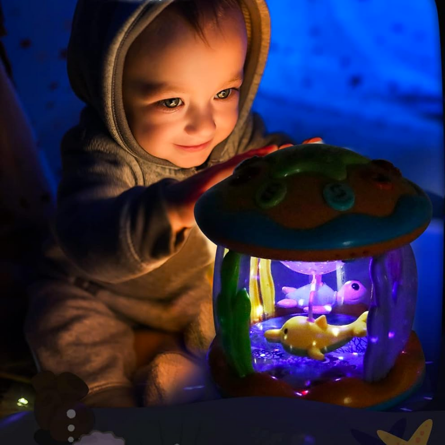 Kleinkind spielt mit leuchtendem, buntem Spielzeug-Aquarium, Nachtlicht, Fische, LED.