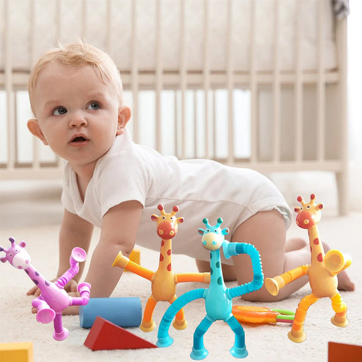 Kleinkind spielt mit bunten, flexiblen Giraffen-Spielzeugen im Kinderzimmer.