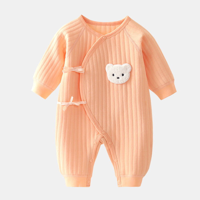 Pfirsichfarbener Baby-Strampler mit Bärenmotiv, gerippt, Baumwolle, langärmelig, Knöpfe.