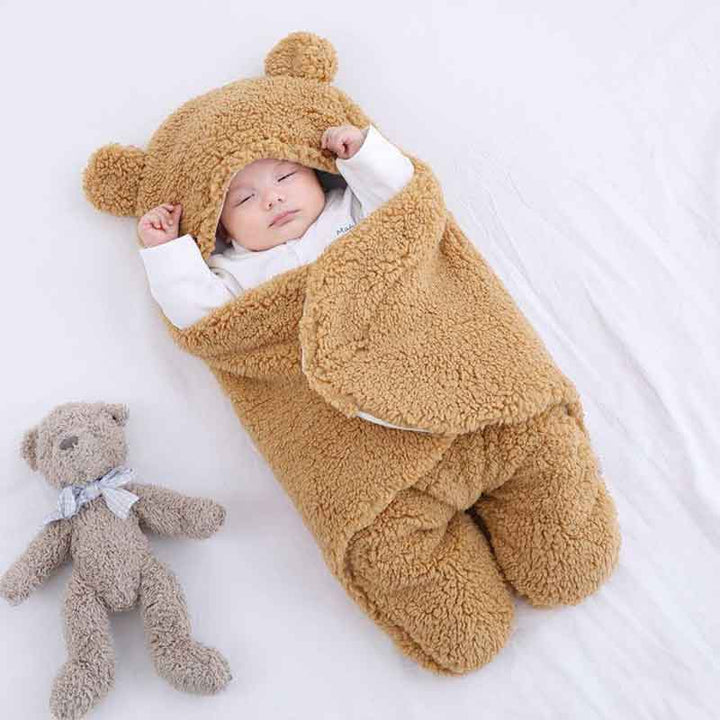 Brauner Baby-Wintersack aus Fleece mit Kapuze und Ohren, ideal für kalte Temperaturen.