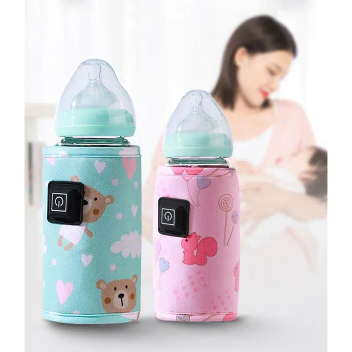 Zwei Babyflaschenwärmer, blau und rosa, mit Tiermotiven, im Hintergrund stillende Mutter.