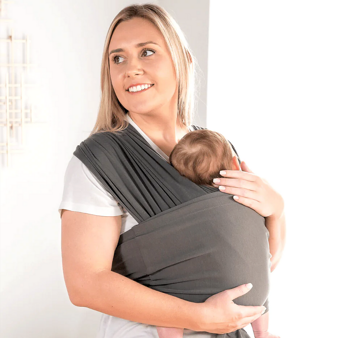 Frau mit Baby in grauem Tragetuch, bequemes Babytragen, weiches Material, moderne Elternschaft.