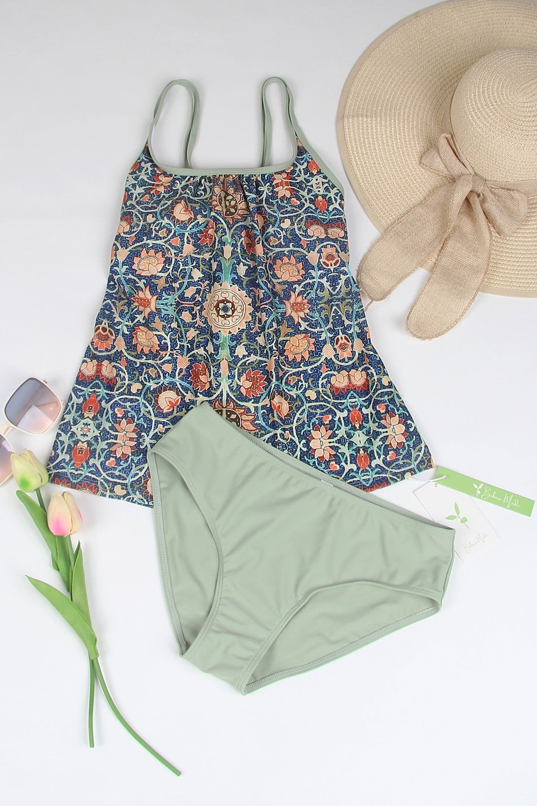 Badeanzug mit Blumenmuster, grüne Bikinihose, Strohhut, Sonnenbrille, Tulpen, Sommermode.