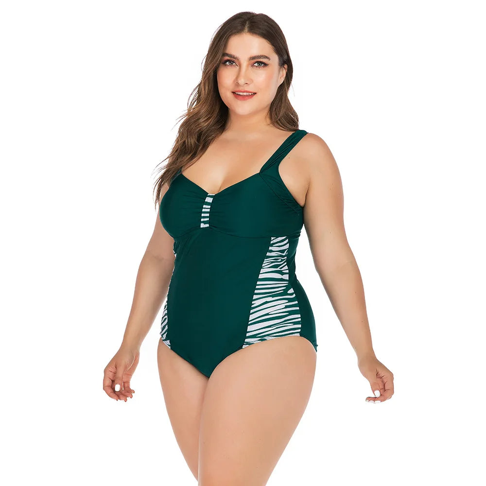 Frau im dunkelgrünen Badeanzug mit Streifenmuster, Plus-Size, lächelnd, Sommermode.
