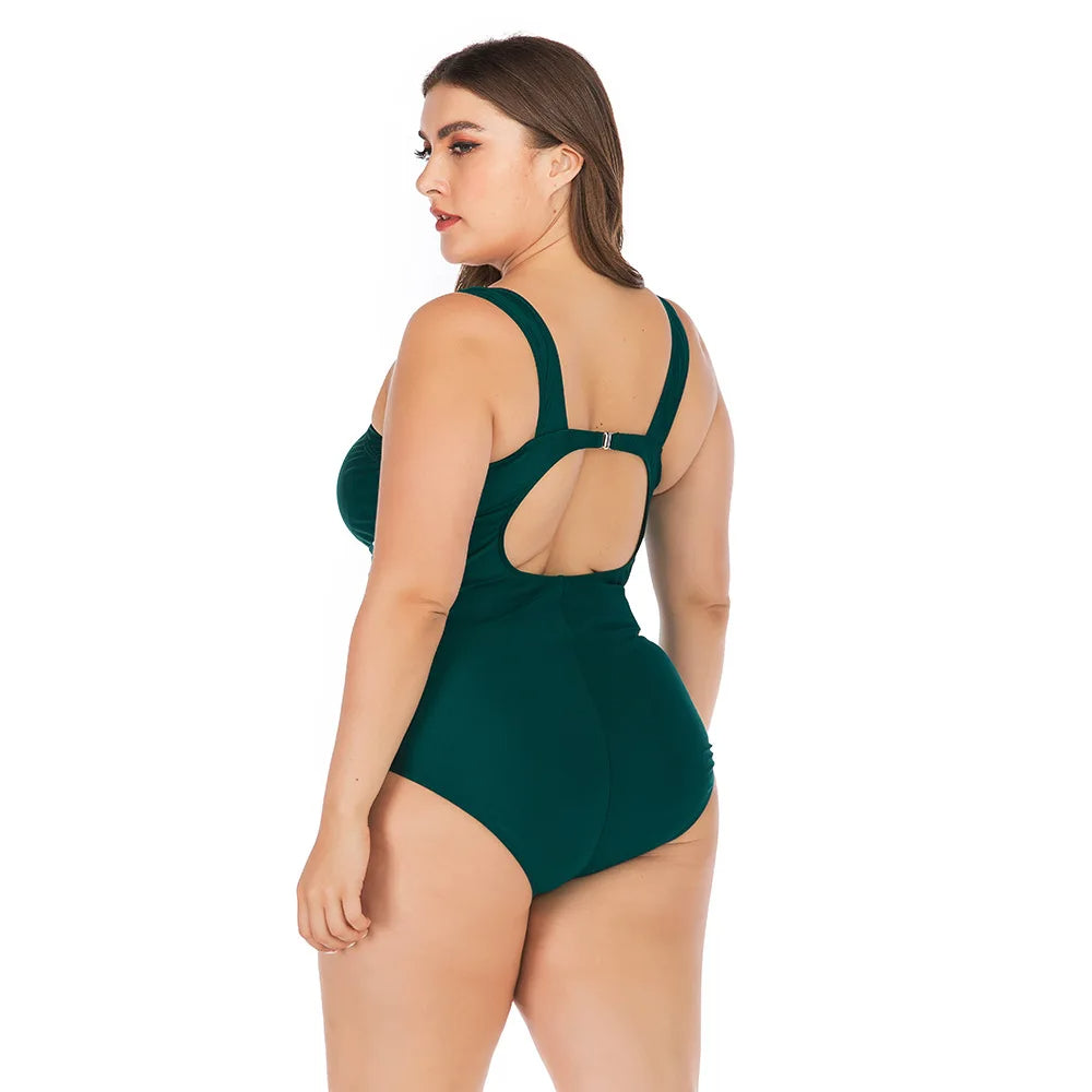 Frau im dunkelgrünen Badeanzug, Rückansicht, Plus-Size, elegantes Design, Strandmode.