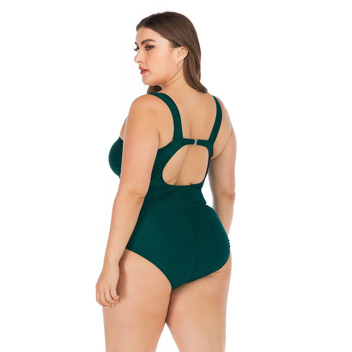 Frau im dunkelgrünen Badeanzug, Rückansicht, Plus-Size, elegantes Design, Strandmode.