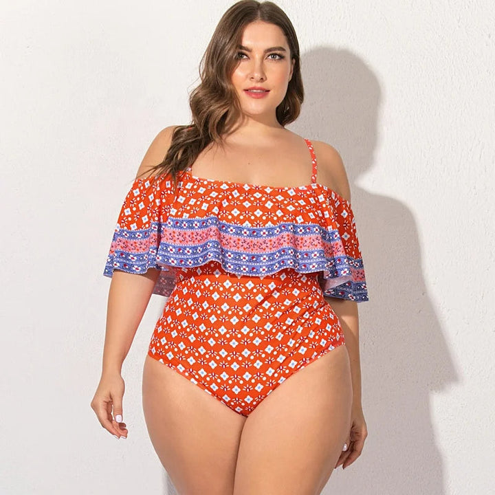 Frau im roten Badeanzug mit Muster, schulterfrei, Plus-Size, Sommermode, Strandbekleidung.