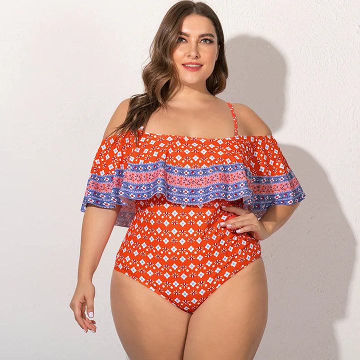 Frau im roten Badeanzug mit Rüschen, geometrisches Muster, Plus-Size, Sommermode.
