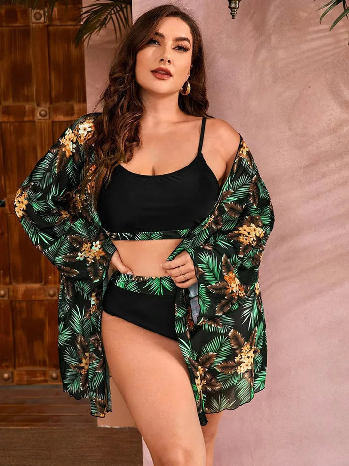 Frau in schwarzem Bikini mit tropischem Kimono, Blumenmuster, Sommermode, Strandkleidung.