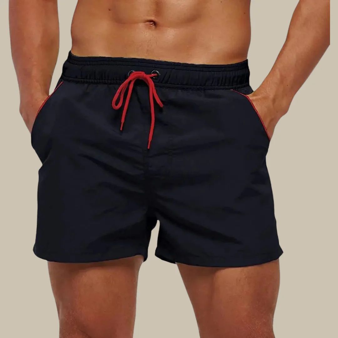 Schwarze Herren-Badeshorts mit rotem Kordelzug, elastischer Bund, sportlich, bequem.