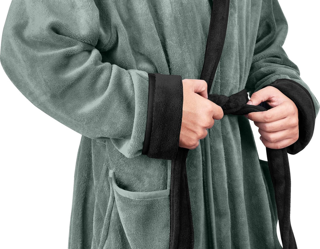 Grüner Fleece-Bademantel mit schwarzen Akzenten, Taschen und Gürtel, gemütlich und warm.