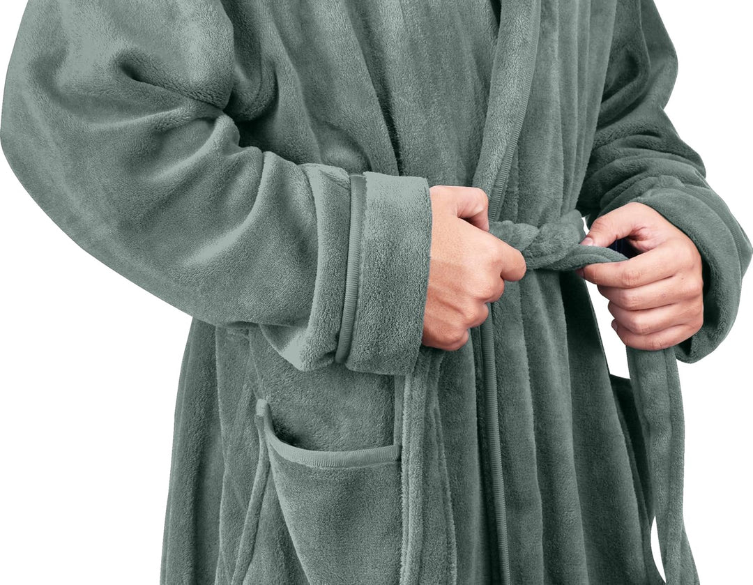 Grüner Fleece-Bademantel, weich, mit Gürtel und Taschen, ideal für Komfort und Entspannung.