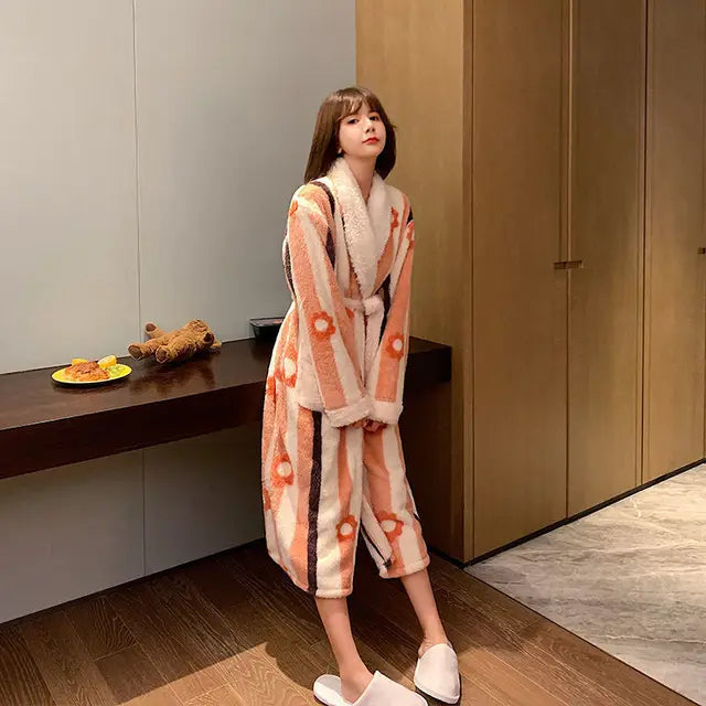 Frau im gestreiften Bademantel, orange-weiß, flauschig, gemütlich, moderne Inneneinrichtung.