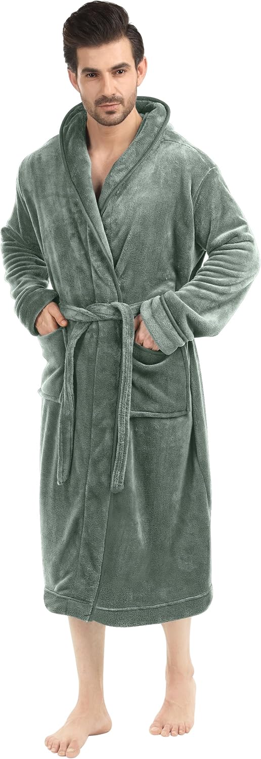 Mann im grünen Fleece-Bademantel mit Gürtel, gemütlich, weich, ideal für Zuhause.