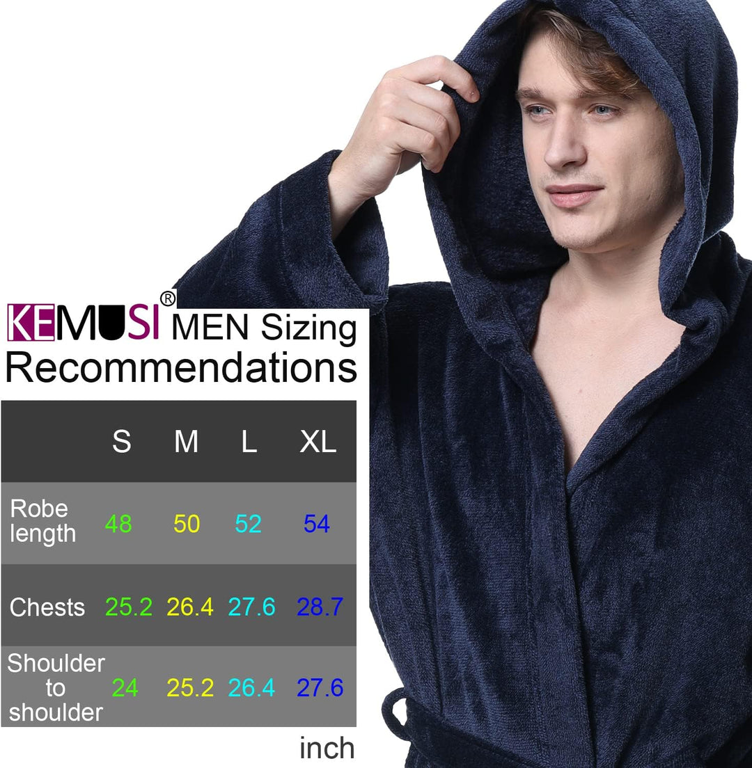 Mann im dunkelblauen Fleece-Bademantel mit Kapuze, Größentabelle für Männer.