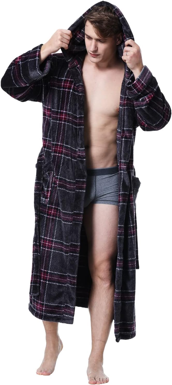 Mann im karierten Fleece-Bademantel mit Kapuze, schwarz-rot, gemütlich, Herrenmode.