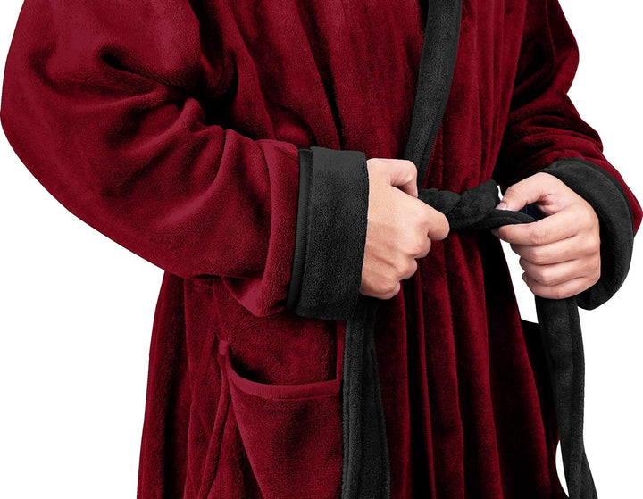 Roter Fleece-Bademantel mit schwarzen Akzenten, weiches Material, gemütlich, Unisex.
