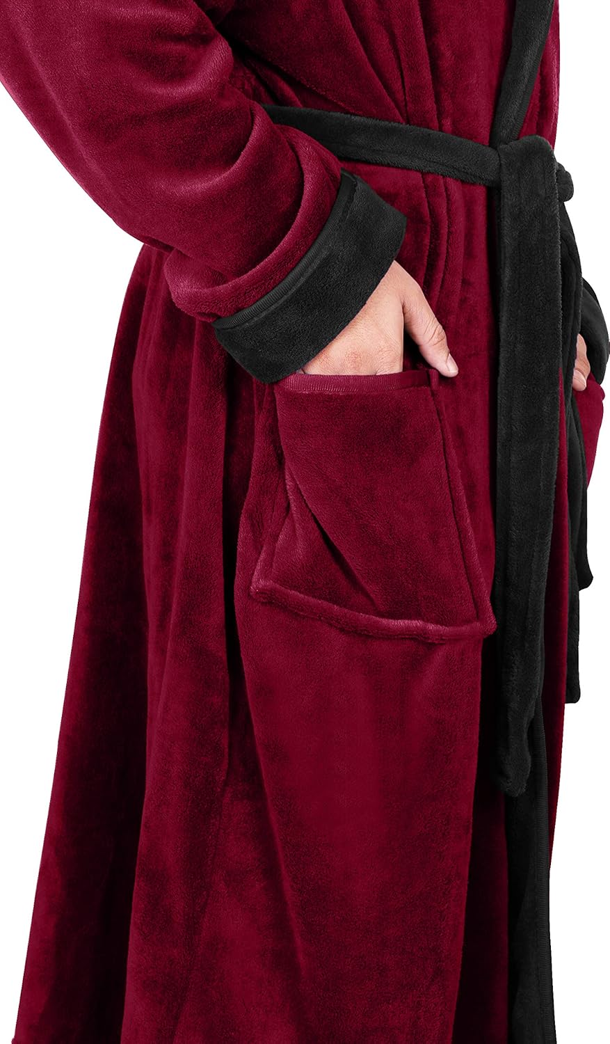 Roter Fleece-Bademantel mit schwarzen Akzenten und Taschen, gemütlich und warm.