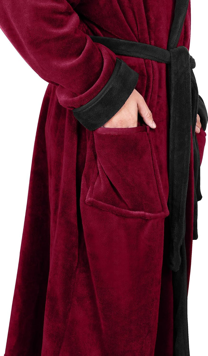 Roter Fleece-Bademantel mit schwarzen Akzenten und Taschen, gemütlich und warm.