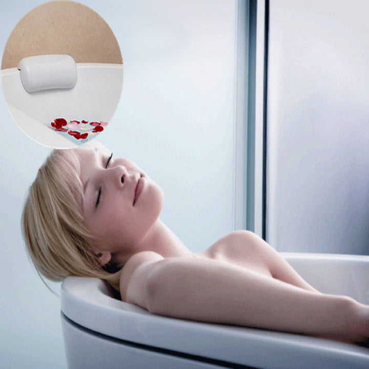 Frau entspannt in Badewanne mit Nackenstütze, Wellness, Entspannung, Badezimmer, Spa-Erlebnis