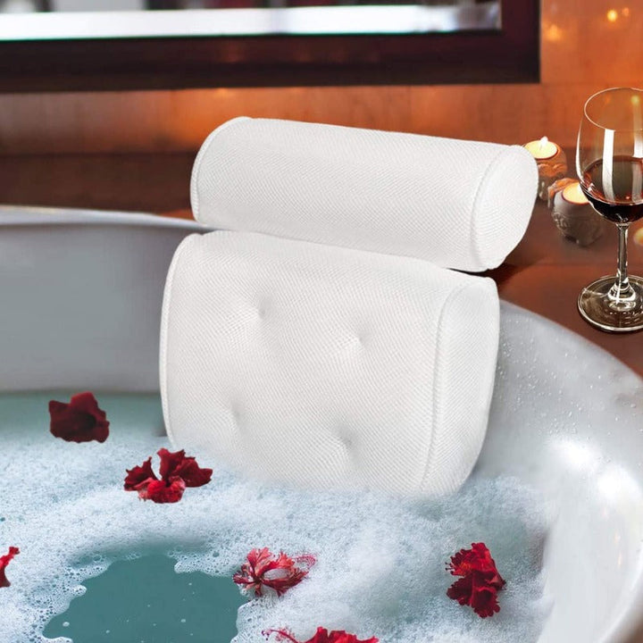 Luxuriöses weißes Badewannenkissen, ergonomisch, mit Rosenblüten und Kerzen im Hintergrund.
