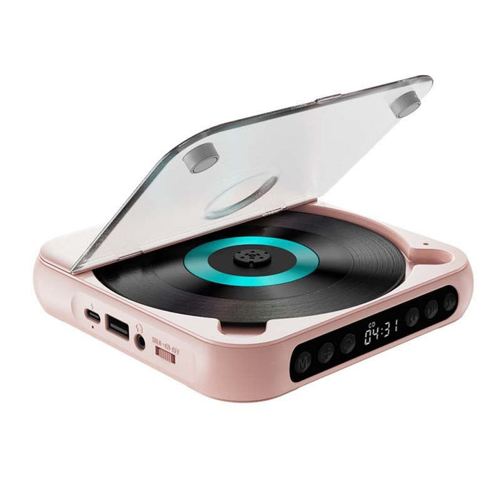 Růžový přehrávač se zvednutým průhledným víkem a tyrkysovým prstencem na disku, vlevo USB-C, USB port a konektor sluchátek. 14