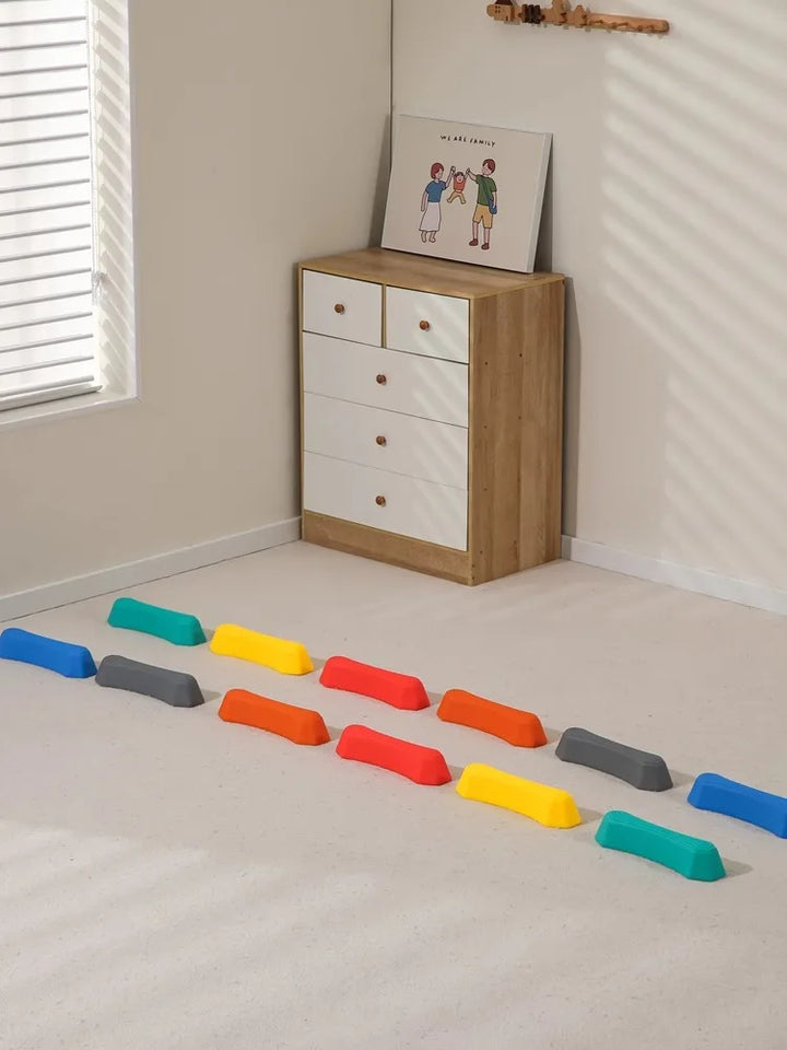 Bunte Balanciersteine im Kinderzimmer, Spielzeug zur Förderung der Motorik, Kunststoff.