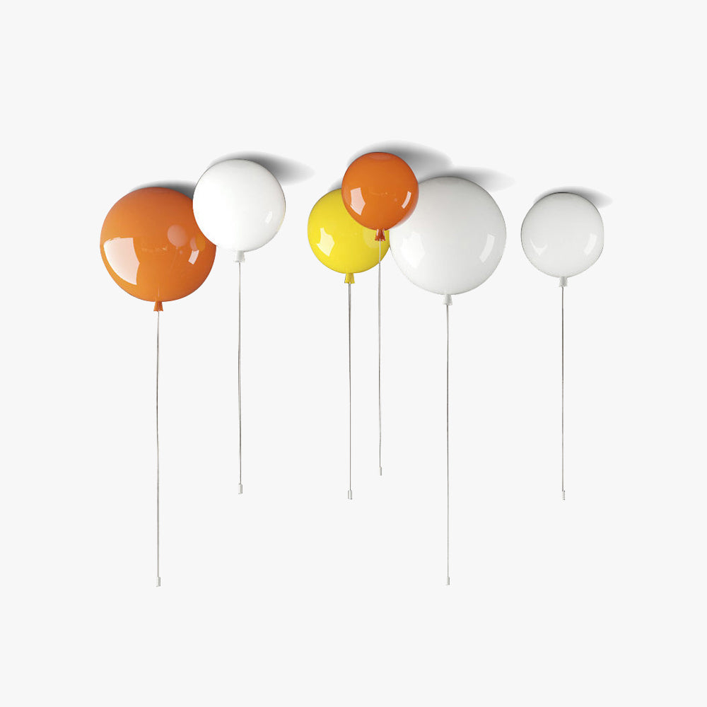 Fünf bunte Ballonlampen an der Wand, orange, weiß und gelb, modernes Design, minimalistisch.
