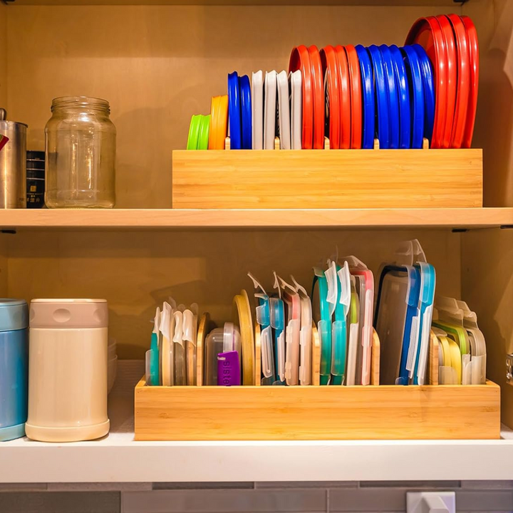 Bambus-Organizer mit bunten Plastikdeckeln in Küchenschrank, platzsparende Aufbewahrungslösung.
